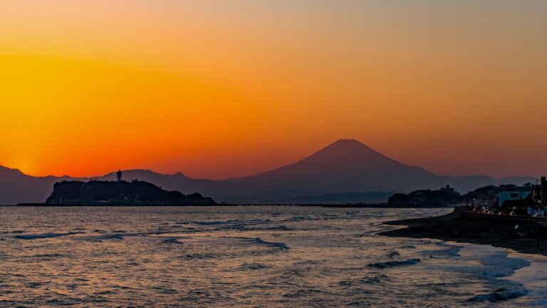 湘南から見る富士山と江ノ島