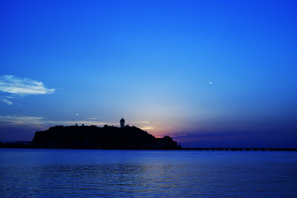 夕方の江ノ島と海