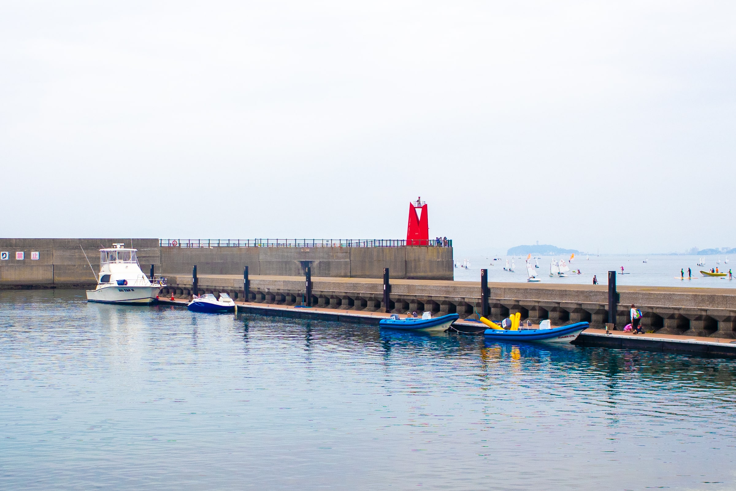 葉山港A防波堤赤灯台